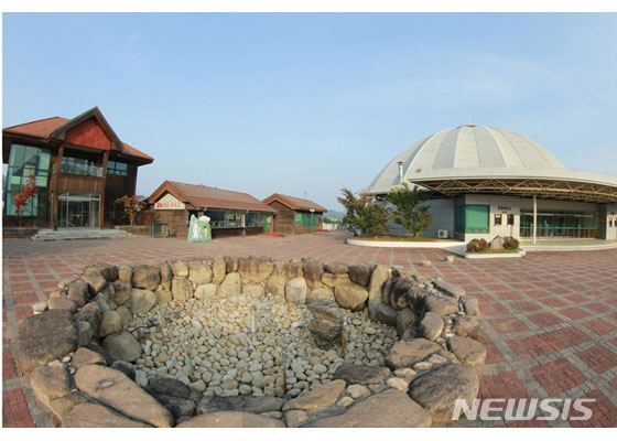 【서울=뉴시스】북한 김정은 국무위원장이 금강산관광지구를 시찰했다고 23일 노동신문이 보도했다. 이날 보도에 따르면 김 위원장은 "고성항과 해금강호텔, 문화회관, 금강산호텔, 금강산옥류관, 금강펜션타운, 구룡마을, 온천빌리지, 가족호텔, 제２온정각, 고성항회집, 고성항골프장, 고성항출입사무소 등 남조선측에서 건설한 대상들과 삼일포와 해금강, 구룡연일대를 돌아보며 자연경관을 훼손하는 시설물에 대해 엄하게 지적했다"고 보도했다. 2019.10.18. (사진=노동신문 캡처)  photo@newsis.com