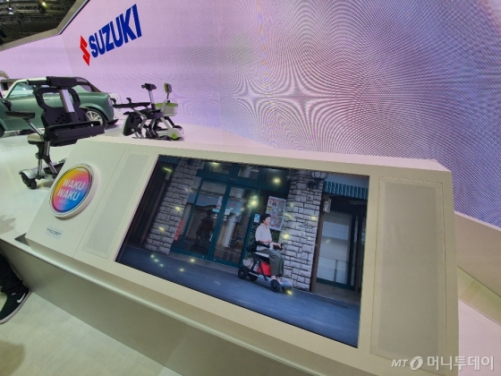 24일 '도쿄 모터쇼 2019' 스즈키 부스에 마련된 '쿠포' 홍보 영상. /사진=이건희 기자
