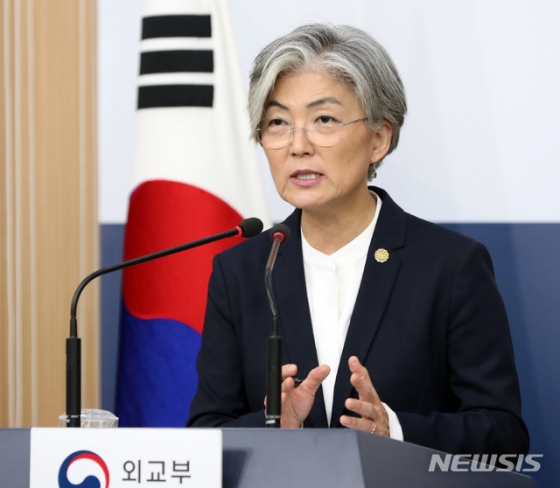 【서울=뉴시스】 전진환 기자 = 강경화 외교부 장관이 24일 오전 서울 종로구 외교부 브리핑룸에서 내신기자들을 대상으로 외교현안 관련 브리핑 중 여권의 출마 제안과 관련해 생각이 없다고 답하고 있다. 2019.10.24.    amin2@newsis.com