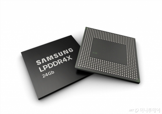 삼성전자 '24Gb LPDDR4X D램'/사진제공=삼성전자