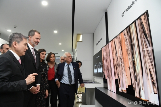 지난 24일 LG사이언스파크에서 펠리페6세 스페인 국왕 내외가 LG경영진과 함께 LG 롤러블 TV LG시그니처 올레드R을 살펴보고 있다. (왼쪽부터) 하현회 LG유플러스 부회장, 펠리페 6세 스페인 국왕·레티시아 왕비./사진제공=LG그룹