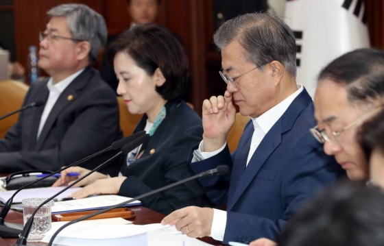 문재인 대통령이 25일 오전 서울 종로 정부서울청사에서 열린 교육개혁 관계장관회의에 참석해 자료를 보고 있다./사진=뉴시스