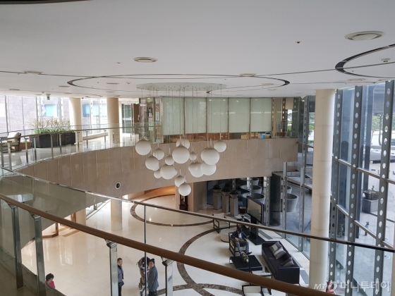 주민 공용공간으로 사용되는 디큐브시티 로비 전경. /사진=유엄식 기자