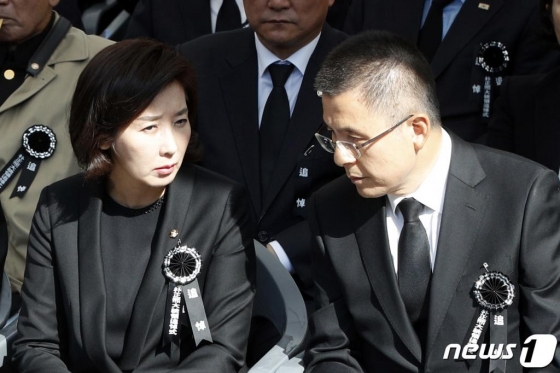 황교안 자유한국당 대표(오른쪽)와 나경원 원내대표가 26일 서울 동작구 국립서울현충원에서 열린 고 박정희 전 대통령 서거 40주기 추도식에서 대화하고 있다. /사진=뉴스1