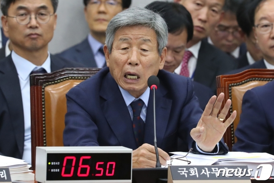 유인태 국회사무처 사무총장이 25일 오후 서울 여의도 국회에서 열린 운영위원회의 국회사무처, 국회도서관, 국회예산정책처, 국회입법조사처, 국회미래연구원에 대한 국정감사에서 질의에 답하고 있다./사진=뉴스1