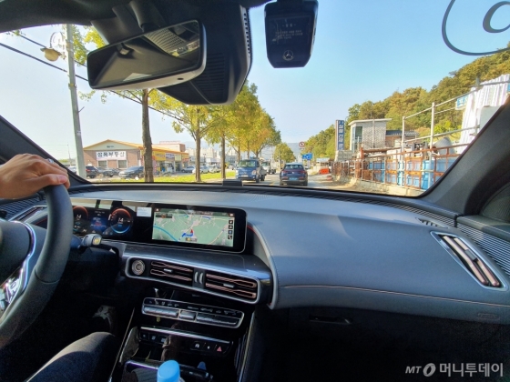 '더 뉴 EQC' 실제 주행 모습 사진. /사진=이건희 기자