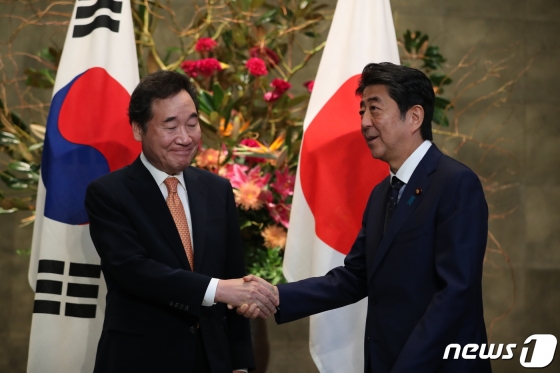 (도쿄=뉴스1) 유승관 기자 = 이낙연 국무총리가 24일 오전 일본 도쿄(東京) 총리관저에서 아베 신조(安倍晋三) 총리와 만나 악수하고 있다. 2019.10.24/뉴스1  <저작권자 © 뉴스1코리아, 무단전재 및 재배포 금지>