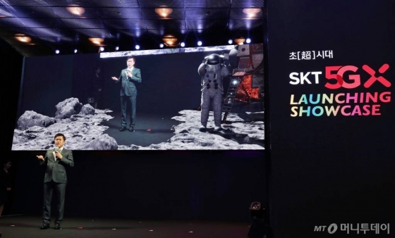 박정호 SK텔레콤 사장이 4월 3일 서울 중구 을지로 SKT타워 로비에서 열린 '5GX 서비스 론칭쇼'에서 세계 최초 5GX 상용화와 관련해 발언하고 있다./사진=김휘선기자.