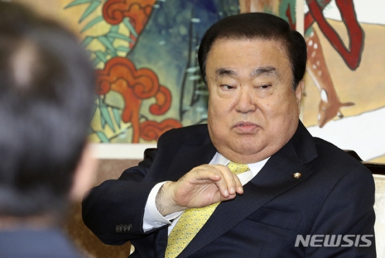 【서울=뉴시스】최진석 기자 = 문희상 국회의장이 3일 오후 서울 강서구 김포 국제공항 귀빈실에서 주요 20개국(G20) 의회 정상회의 참석차 일본 출국에 앞서 수행단과 대화를 나누고 있다. 2019.11.03.  myjs@newsis.com