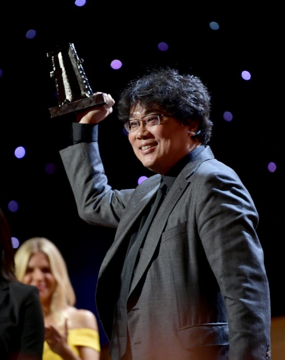 2019 할리우드 필름 어워즈에서 필름메이커상을 수상한 봉준호 감독/AFPBBNews=뉴스1