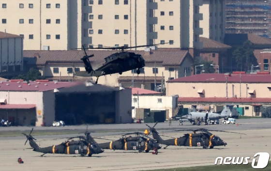 (평택=뉴스1) 조태형 기자 = 차기 한미 방위비분담금협정(SMA) 협상이 시작되는 24일 오전 경기도 평택시 캠프 험프리스에 헬기가 착륙하고 있다.  미국은 현행 분담금의 5∼6배에 달하는 47억 달러(약 5조6188억원)를 한국에 제시한 것으로 알려졌으며 제11차 한미 방위비분담특별협정 협상은 24~25일 이틀간 서울에서 열린다. 2019.9.24/뉴스1  <저작권자 © 뉴스1코리아, 무단전재 및 재배포 금지>