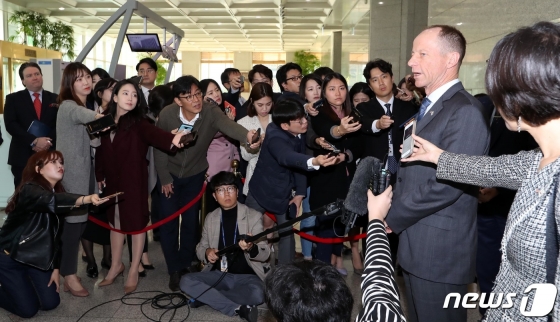 (서울=뉴스1) 성동훈 기자 = 데이비드 스틸웰 미국 국무부 동아시아 태평양 담당 차관보가 6일 오전 서울 종로구 외교부 청사에서 취재진들의 질문에 답하고 있다. / 사진 = 뉴스1