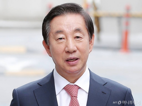 &nbsp;KT로부터 딸의 정규직 채용 특혜를 받은 혐의로 기소된 김성태 자유한국당 의원이 9월27일 오후 서울 양천구 남부지방법원에서 열린 첫 공판에 출석하고 있다. / 사진=김창현 기자 chmt@