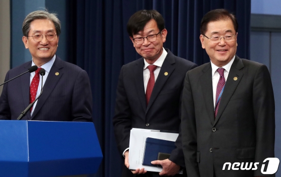 노영민 대통령 비서실장(왼쪽부터)과 김상조 정책실장, 정의용 국가안보실장이 10일 청와대 춘추관에서 문재인 정부 출범 반환점을 맞는 소회를 밝힌 뒤 밝게 웃고 있다. / 사진제공=뉴스1