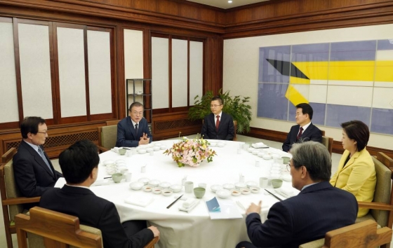 문재인 대통령이 지난 10일 오후 청와대 관저에서 여야 5당 대표를 초청해 만찬을 함께하고 있다. 왼쪽부터 시계방향으로 이해찬 더불어민주당 대표, 문재인 대통령, 황교안 자유한국당 대표, 정동영 민주평화당 대표, 심상정 정의당 대표, 노영민 대통령 비서실장, 손학규 바른미래당 대표./사진=청와대 제공