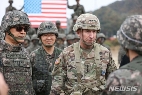 【서울=뉴시스】로버트 에이브럼스 한미연합사령관이 지난 23일 최병혁 연합사 부사령관과 함께 경기 포천 미 8군 사격장인 로드리게즈 사격장에서 실시된 제5포병여단 실사격 훈련을 참관하고 있다. 2019.10.25. (사진=주한미군 페이스북)   photo@newsis.com
