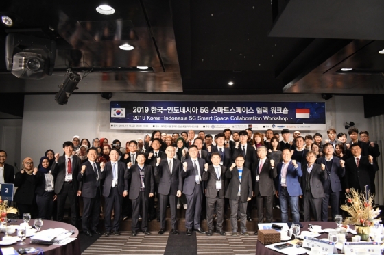 15일 쉐라톤 서울 팔래스 강남호텔에서 열린 '한국-인도네시아 5G 스마트스페이스 협력 워크숍'에서 참석자들이 기념사진을 촬영하고 있다. /사진=연세대 방송통신정책연구소