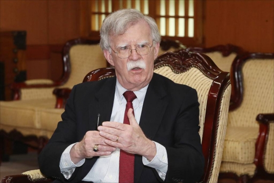 존 볼턴 당시 미국 백악관 국가안보보좌관이 지난 7월 24일 오후 서울 종로구 외교부 청사에서 강경화 장관과 만나 면담하고 있다. / 사진=이기범 기자 leekb@