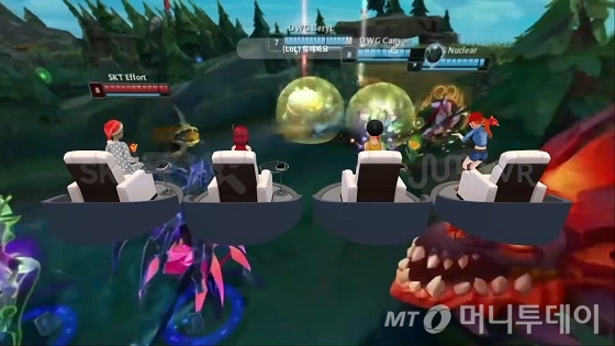 버추얼 소셜 월드 e스포츠룸에서 유저들의 아바타가 게임속에 들어가 경기를 관람하는 모습/사진제공=SKT