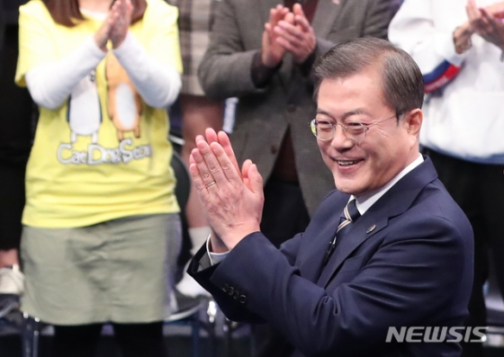 [서울=뉴시스]배훈식 기자 = 문재인 대통령이 19일 오후 서울 MBC 미디어센터에서 열린 '국민이 묻는다, 2019 국민과의 대화'에 참석해 박수를 치고 있다. 2019.11.19.   dahora83@newsis.com