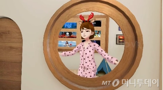 버츄얼 소셜 월드 마이룸에서 유저가 자신의 아바타를 거울로 보는 모습/사진제공=SKT