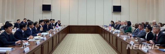 [서울=뉴시스 정은보 한·미 방위비분담협상대사와 제임스 드하트 미 국무부 방위비분담협상대표가 18일 서울 동대문구 한국국방연구원에서 한미 방위비 분담금 특별협정(SMA) 협상 제3차 회의를 하고 있다. (사진=외교부 제공) 2019.11.18.   photo@newsis.com