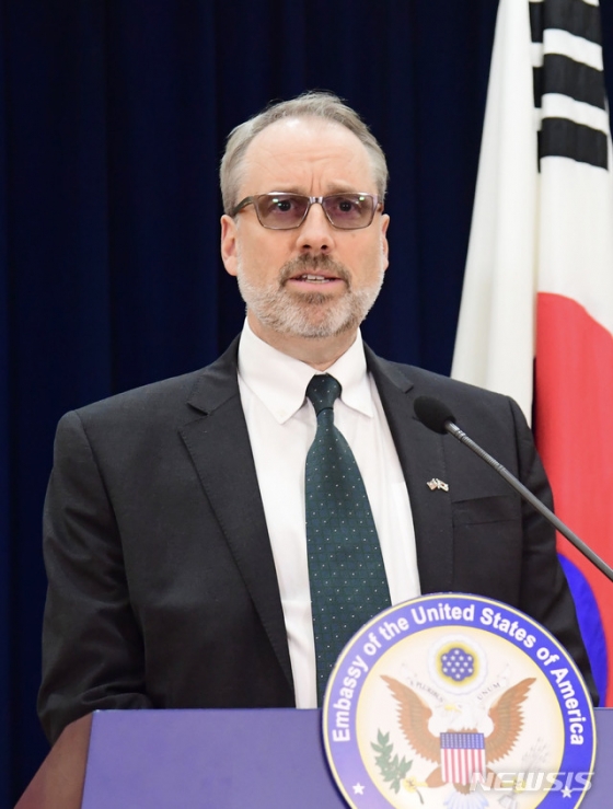 [서울=뉴시스] 추상철 기자 =제임스 드하트 미국측 방위비 협상 대표가 19일 오후 서울 용산구 주한미국대사관 별관에서 기자회견을 열고 협상 결과에 대한 브리핑을 하고 있다. (사진= 주한미국대사관 제공) 2019.11.19.    photo@newsis.com