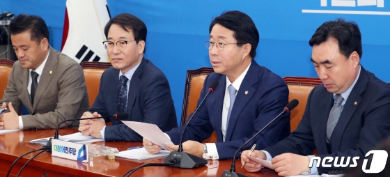 조정식 더불어민주당 정책위의장이 21일 서울 여의도 국회에서 열린 정책조정회의에서 모두발언을 하고 있다/사진=뉴스1