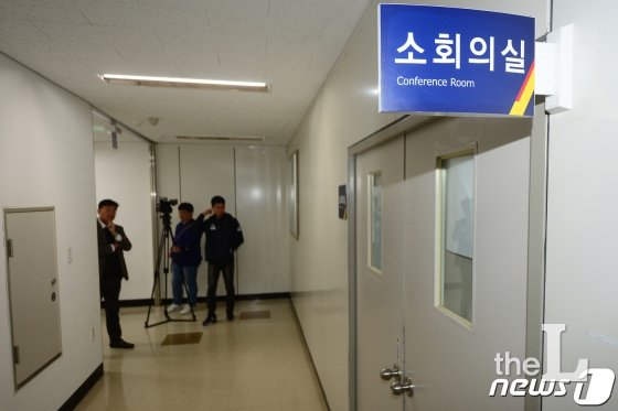 세월호 특별수사단이 22일 오전 전남 무안군 서해지방해양경찰청 소회의실에서 압수수색을 진행하고 있다./사진=뉴스1