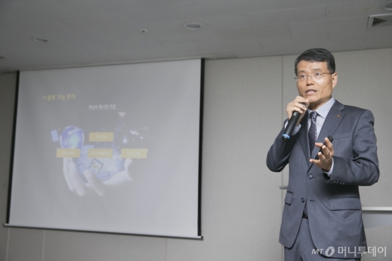 양상진 KT SAT 기술협력TF 본부장이 22일 KT 광화문 본사에서 진행된 백브리핑에서 기술 설명을 진행하고 있다./사진=KT