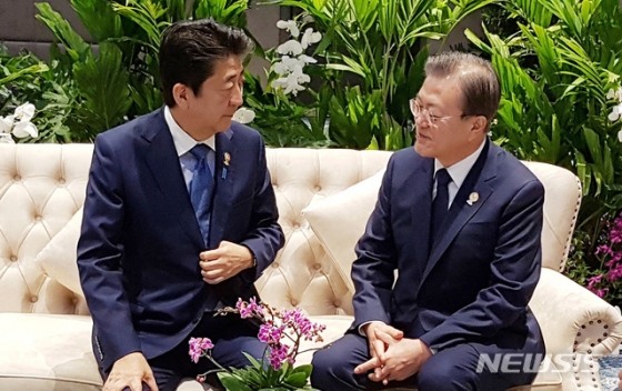 【방콕=뉴시스】박영태 기자 = 문재인 대통령이 4일 오전(현지시간) 태국 방콕 임팩트포럼에서 열린 '제22차 아세안+3 정상회의'에 앞서 아베 신조(왼쪽 두번째) 일본 총리와 사전환담을 하고 있다. (사진=청와대 제공) 2019.11.04.  photo@newsis.com