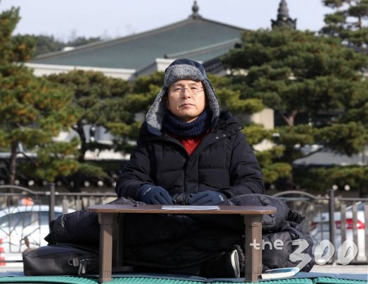 자유한국당 황교안 대표가 21일 오전 서울 청와대 앞에서 이틀째 단식 투쟁을 이어가고 있다. /사진=홍봉진 기자