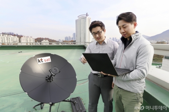 KT SAT, KT융합기술원의 5G 분야 연구원들이 KT연구개발센터에서 위성 5G 시험 결과를 확인하고 있다./사진=KT