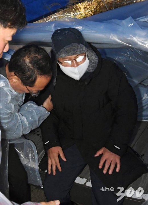 청와대 앞에서 5일째 단식 농성을 이어가는 황교안 자유한국당 대표가 24일 오후 청와대 분수대 앞에 서 열린 긴급의원총회 도중 불편함을 느껴 사랑재 앞 천막으로 이동하고 있다. /국회사진취재단 / 사진=사진부 기자 photo@