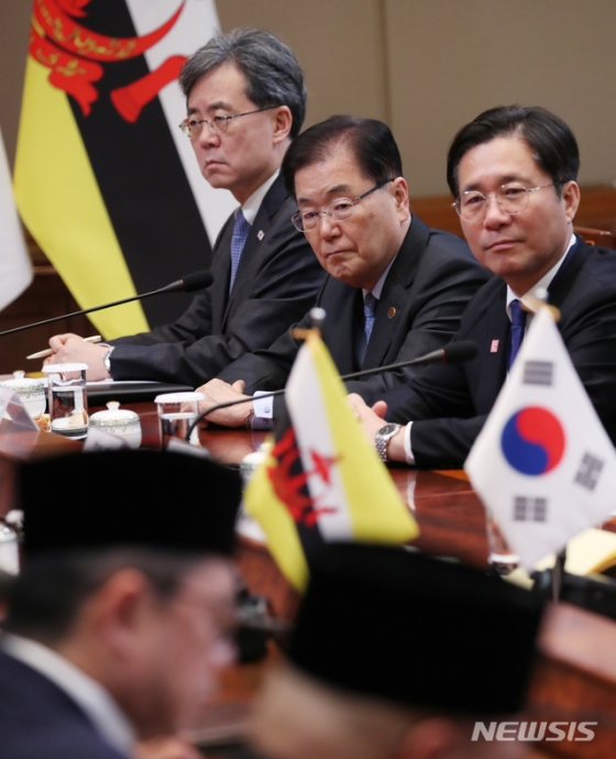 [서울=뉴시스배훈식 기자 = 김현종(왼쪽부터) 국가안보실 2차장과 정의용 국가안보실장, 성윤모 산업통상자원부 장관이 24일 청와대 본관에서 열린 한-브루나이 정상회담에 참석해 하사날 볼키아 브루나이 국왕의 인사말을 듣고 있다. 2019.11.24.   dahora83@newsis.com