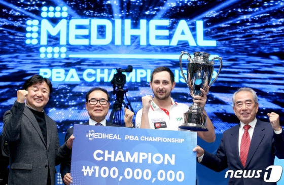 25일 의정부 아일랜드캐슬호텔에서 열린 메디힐 PBA-LPBA 챔피언십 대회 결승에서 우승을 차지한 마르티네스가 장상진 PBA 부총재, 차대익 메디힐 대표, 김영수 PBA 총재와 기념촬영을 하고 있다. (PBA투어 제공) 2019.11.26/뉴스1