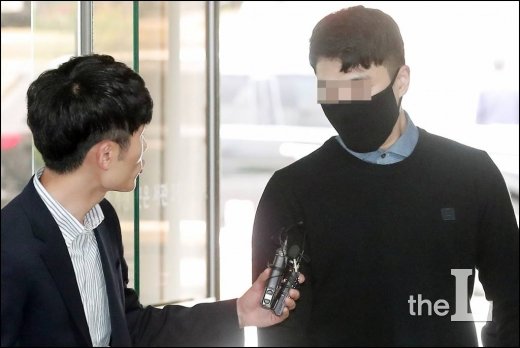 마약을 투약한 혐의를 받고 있는 버닝썬 이문호 대표가 지난 4월 서울중앙지법에서 열린 구속 전 피의자심문(영장실질심사)을 받기 위해 법정으로 향하고 있다. / 사진=김창현 기자 chmt@