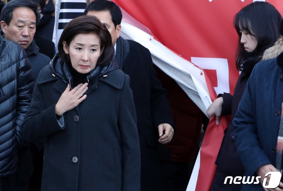 (서울=뉴스1) 이동해 기자 = 나경원 자유한국당 원내대표가 27일 오후 서울 청와대 분수대 앞 광장 단식농성 천막에서 8일째 단식중인 황교안 자유한국당 대표를 만난 뒤 천막을 나서고 있다. 2019.11.27/뉴스1 <저작권자 © 뉴스1코리아, 무단전재 및 재배포 금지>