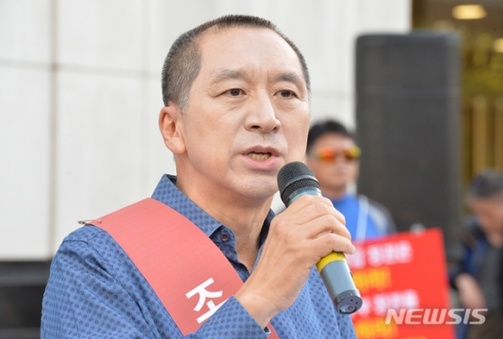 【울산=뉴시스】배병수 기자 = 김기현 전 울산시장이 19일 오후 울산시 남구 롯데백화점 앞 광장에서 조국 법무부 장관의 파면을 촉구하며 삭발식이  끝난 뒤 입장을 밝히고 있다. 2019.09.19.   bbs@newsis.com