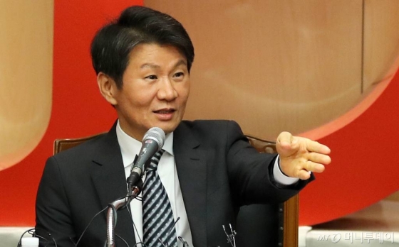 &nbsp;정몽규 HDC현대산업개발 회장이 12일 오후 서울 용산구에 위치한 본사 대회의실에서 아시아나항공 인수 우선협상대상자 선정 관련 기자회견을 하고 있다. / 사진=김휘선 기자 hwijpg@