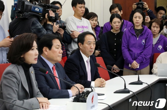 어린이교통사고피해자 가족들이 29일 서울 여의도 국회에서 나경원 자유한국당 원내대표의 기자회견을 지켜보고 있다/사진=뉴스1