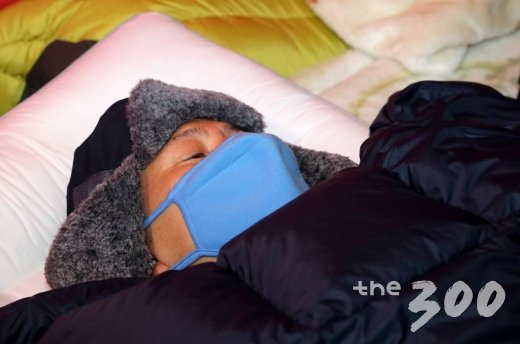 7일째 단식투쟁을 이어가고 있는 자유한국당 황교안 대표가 26일 오전 서울 청와대 앞 분수대 농성장에 누워 있다. / 사진=강민석 기자 msphoto94@