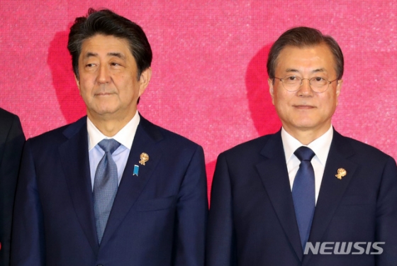 【방콕(태국)=뉴시스】 박영태 기자 = 문재인 대통령과 아베 신조 일본 총리가 4일 태국 방콕의 임팩트 포럼에서 열린 역내포괄적경제동반자협정(RCEP) 정상회의에 참석해 기념촬영을 하고 있다. 2019.11.04.  since1999@newsis.com