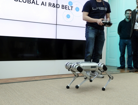 네이버랩스유럽에서 시연 중인 미니치타2/사진=네이버