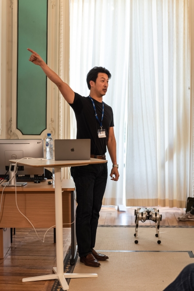 김상배 MIT 교수 겸 네이버랩스 기술 고문이 지난달 28일(현지시간) 네이버랩스유럽에서 열린 워크숍에서 운동지능 개념에 대해 설명하고 있다./사진=네이버