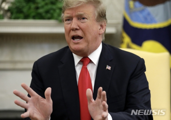 【워싱턴=AP/뉴시스】도널드 트럼프 미국 대통령이 2일(현지시간) 백악관 집무실에서 옌스 스톨텐베르크 북대서양조약기구, 나토(NATO) 사무총장과 회담하고 있다. 트럼프 대통령은 "나토 회원국의 방위비 분담에 진전이 있었다"면서도 회원국 분담금을 더 올려야 한다고 주장했다. 나토는 트럼프와의 회담에 앞서 내년 말까지 미국을 제외한 회원국들의 방위비를 1000억 달러가량 늘릴 것이라고 밝힌 바 있다. 2019.04.03.