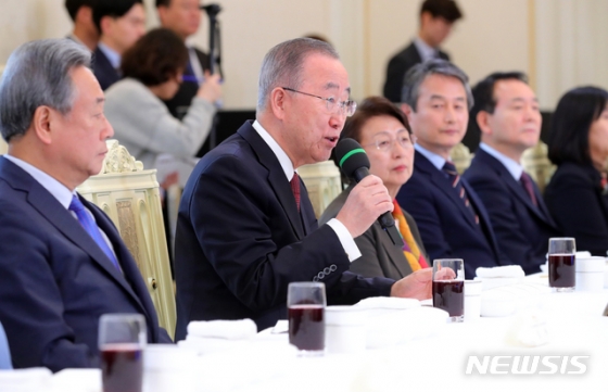 [서울=뉴시스]배훈식 기자 = 반기문 국가기후환경위원장이 3일 청와대에서 열린 격려 오찬에 참석해 인사말을 하고 있다. 2019.12.03.   dahora83@newsis.com