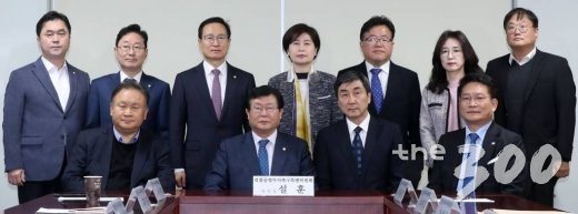 더불어민주당 설훈 위원장을 비롯한 위원들이 5일 오전 서울 여의도 국회 의원회관에서 열린 검찰공정수사촉구특별위원회 제1차 회의에서 기념촬영하고 있다. / 사진=홍봉진 기자 honggga@