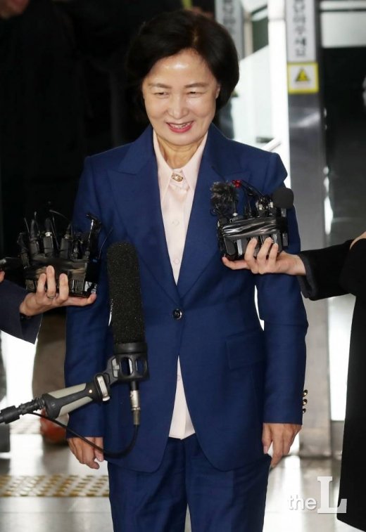 추미애 법무부 장관 후보자가 9일 오전 서울 양천구 목동 서울남부준법지원센터에 마련된 인사청문회 준비단 사무실로 출근하며 취재진의 질문에 답하고 있다. / 사진=김휘선 기자 hwijpg@