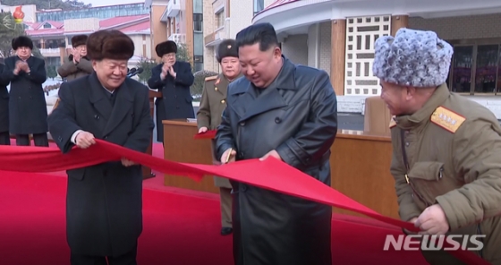 [서울=뉴시스]북한 조선중앙TV는 "김정은 국무위원장이 양덕온천문화휴양지 준공식에７일 참석했다"고 8일 보도했다. 2019.12.08. (사진=조선중앙TV 캡처)    photo@newsis.com